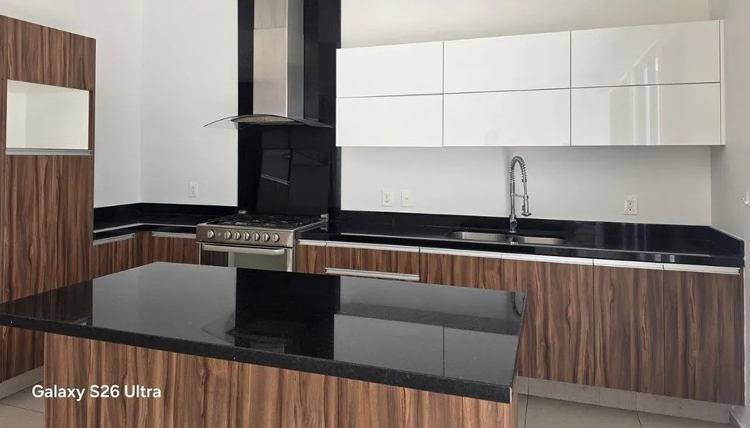 Foto 6 de Exclusiva Residencia con Acabados de Lujo en Las Grullas