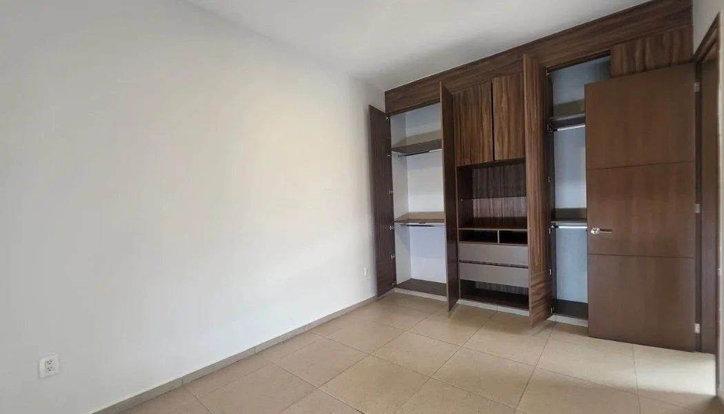 Foto 9 de Exclusiva Residencia con Acabados de Lujo en Las Grullas