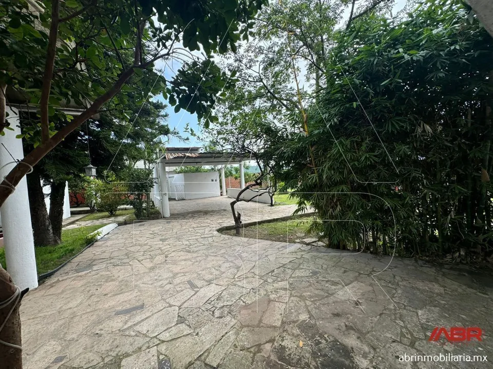 Foto 4 de CASA CON ALBERCA Y AMPLIO JARDIN EN EL CARRIL DE LA PRIMAVERA