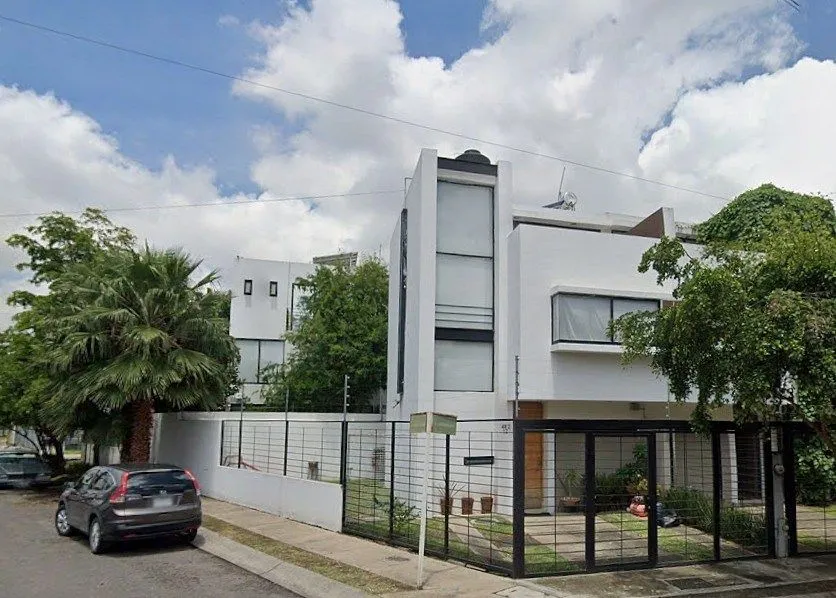 Casa en Renta en Villa de los Belenes frente a parque