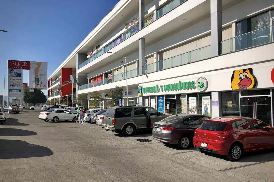 Local en venta en San Juan de Ocotan, en Technology Park plaza Silver Center