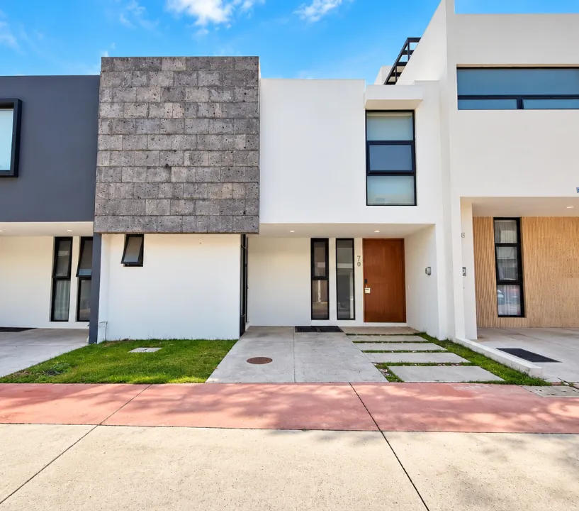 CASA EN VENTA EN SOLARES – COTO FONTEE