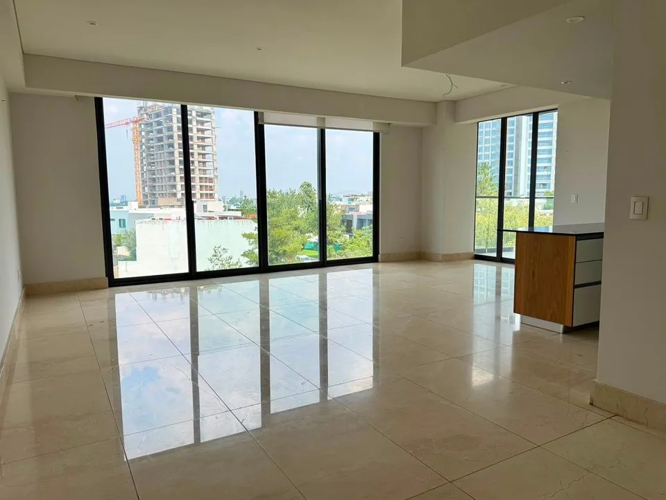 Puerta Las Lomas se renta departamento de lujo 2 rec + cuarto de servicio!