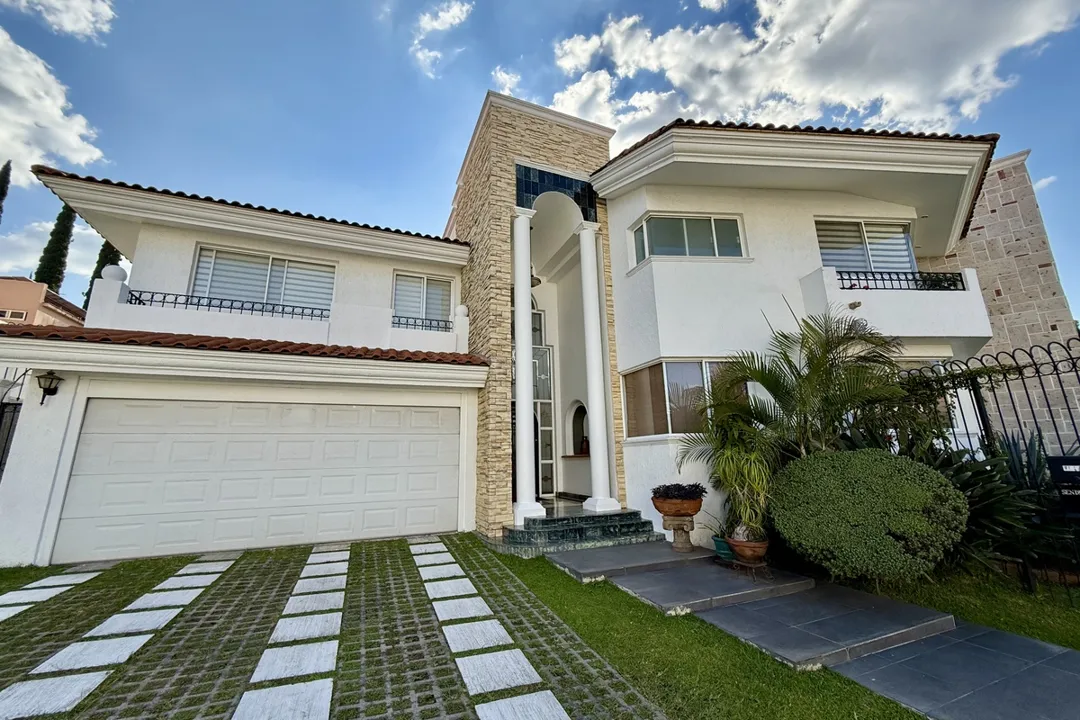 917 M2 de terreno, 500 M2 de construcción, 4 recámaras, 6 autos y jardín