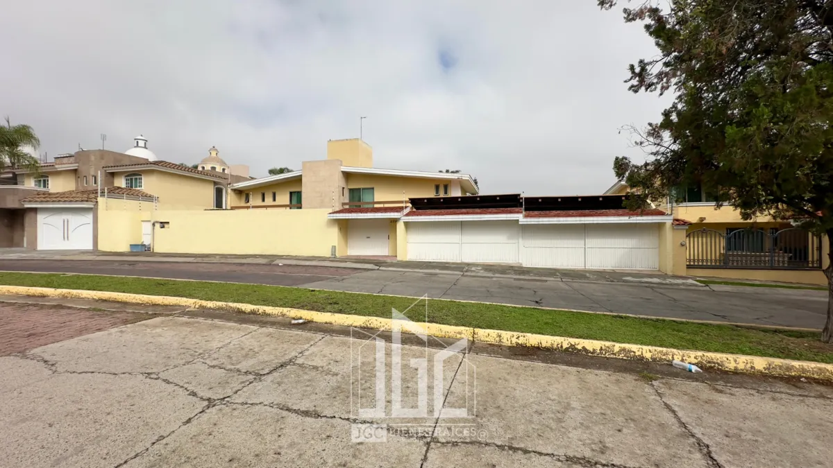 CASA EN VENTA EN BUGAMBILIAS 1ERA SECCION