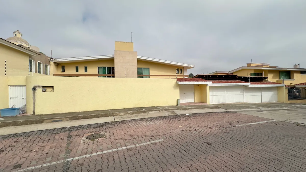 Foto 2 de CASA EN VENTA EN BUGAMBILIAS 1ERA SECCION
