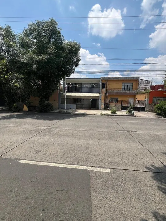 Foto 2 de CASA EN VENTA CON USO DE SUELO COMERCIAL EN AVENIDA CRUZ DEL SUR