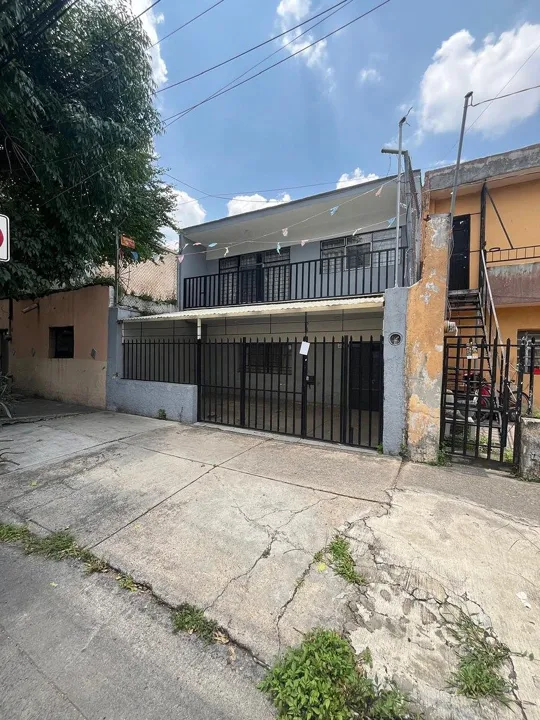 Foto 3 de CASA EN VENTA CON USO DE SUELO COMERCIAL EN AVENIDA CRUZ DEL SUR