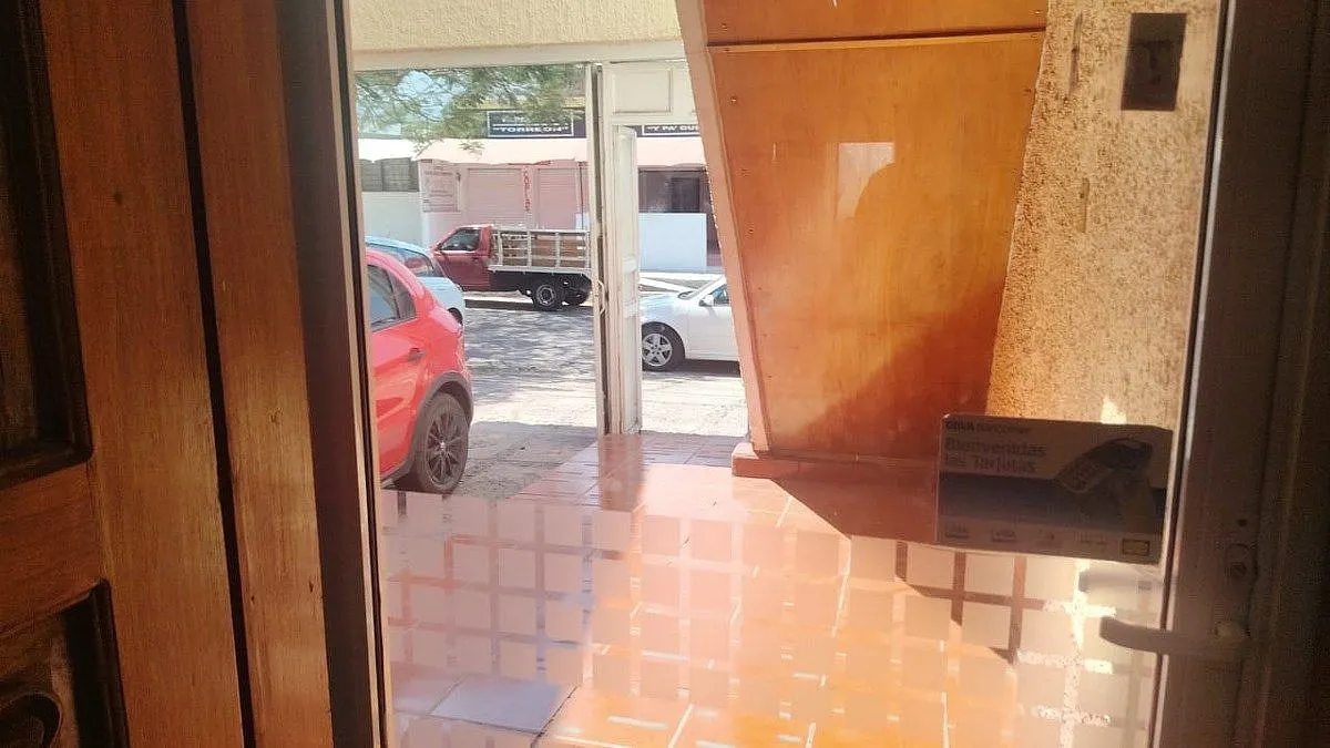 Foto 2 de CASA EN VENTA CON USO DE SUELO COMERCIAL EN FRAC. REVOLUCION Tlaquepaque