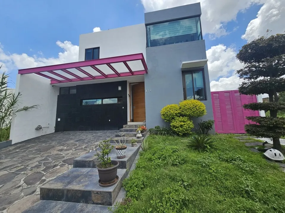 Casa en Venta en Los Robles con 5 Habitaciones