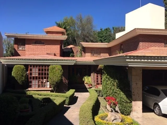 Casa en Venta a Precio de Terreno en Lomas Altas