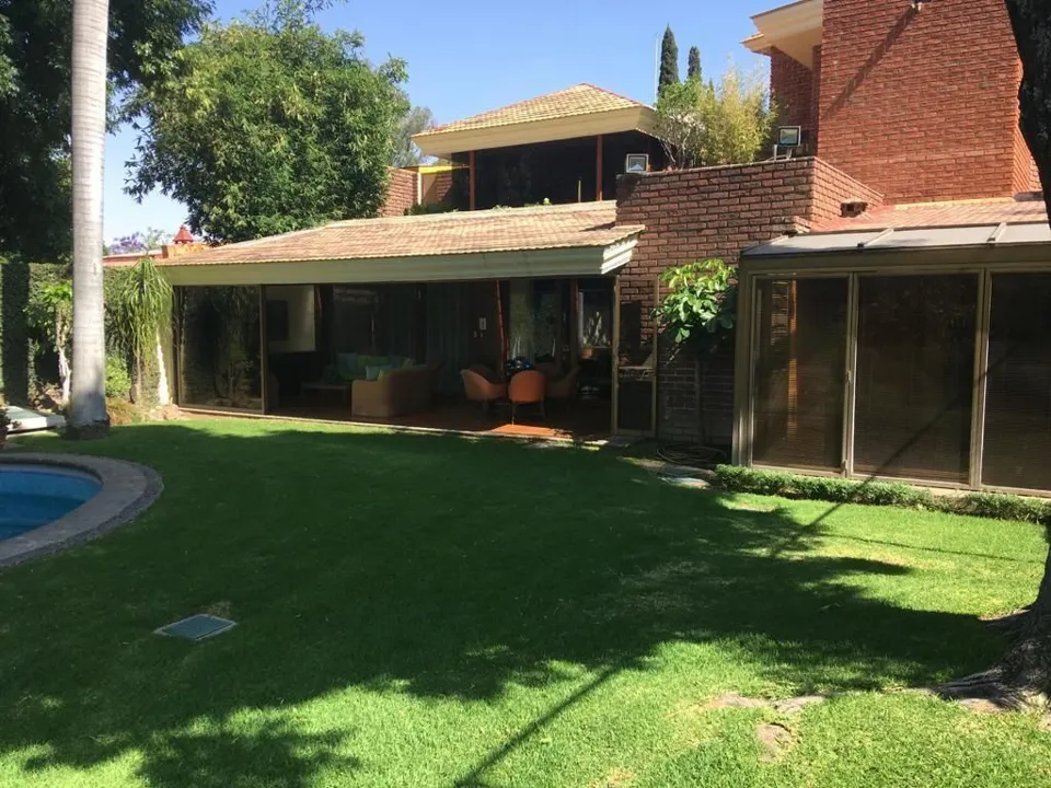 Foto 2 de Casa en Venta a Precio de Terreno en Lomas Altas