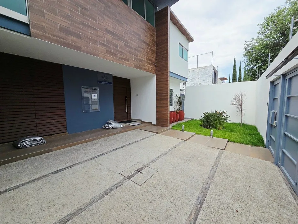 Foto 3 de OPORTUNIDAD CASA EN AVENIDA PARA USO COMERCIAL CON ESPACIOS AMPLIOS