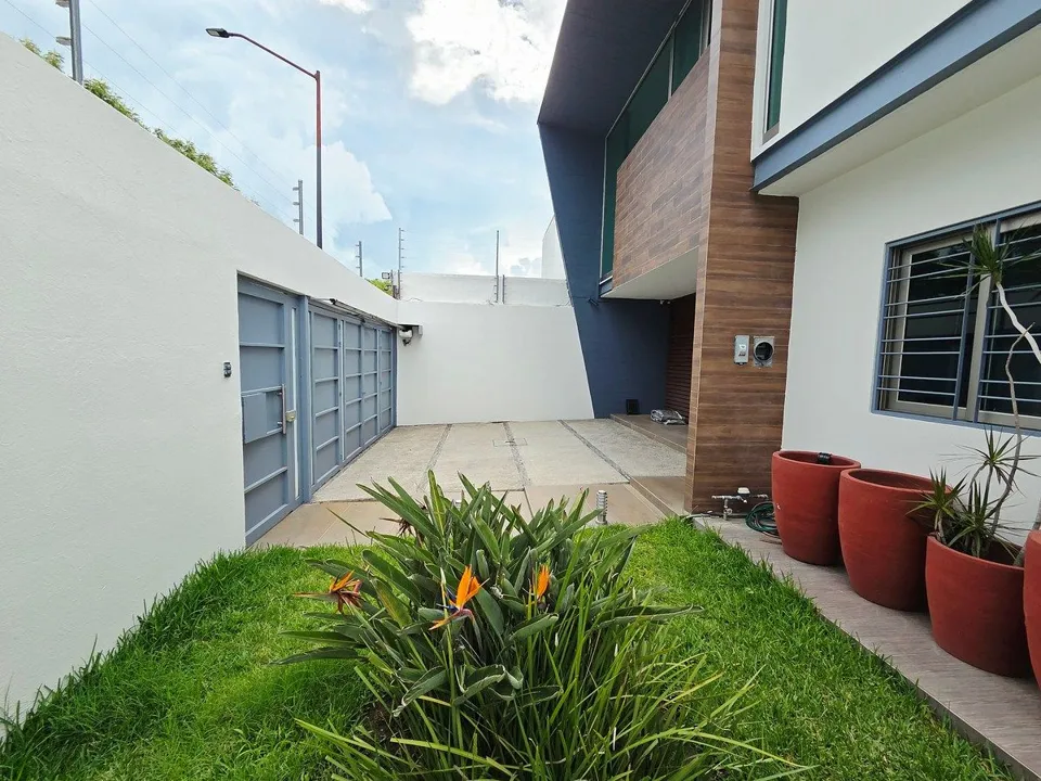 Foto 4 de OPORTUNIDAD CASA EN AVENIDA PARA USO COMERCIAL CON ESPACIOS AMPLIOS