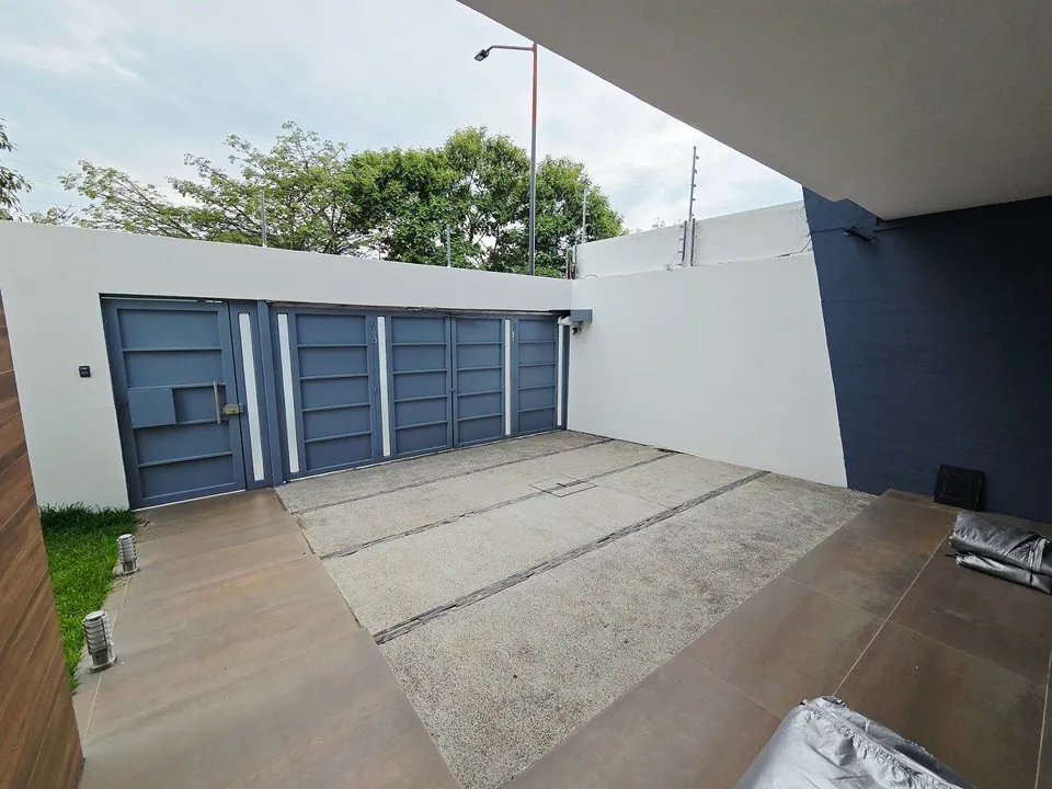 Foto 5 de OPORTUNIDAD CASA EN AVENIDA PARA USO COMERCIAL CON ESPACIOS AMPLIOS