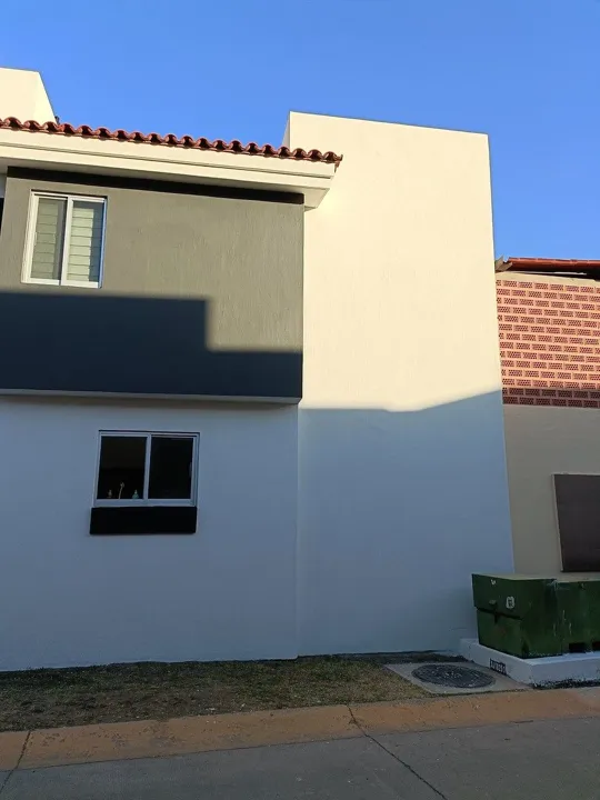 Foto 2 de Casa en venta en Coto Asturias, Nueva Galicia | Esquina frente al parque