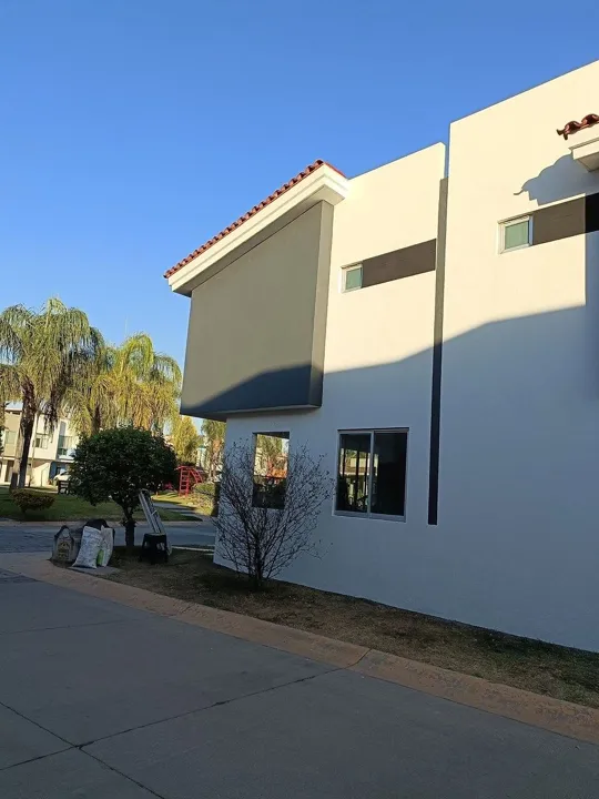 Foto 3 de Casa en venta en Coto Asturias, Nueva Galicia | Esquina frente al parque