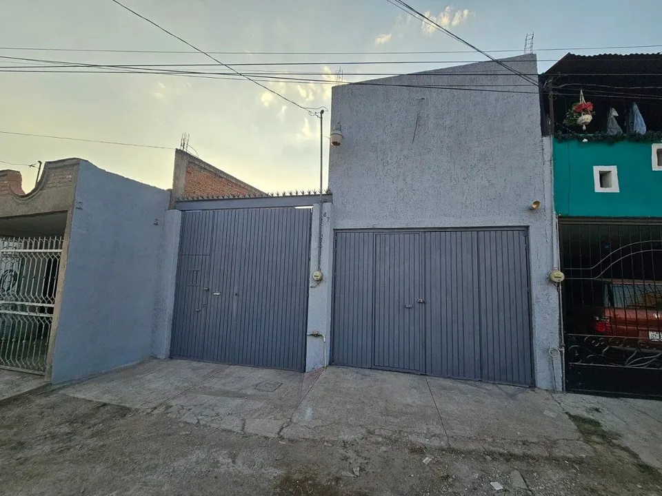 Casa en venta en Santa Paula, Tonalá con espacio independiente para negocio