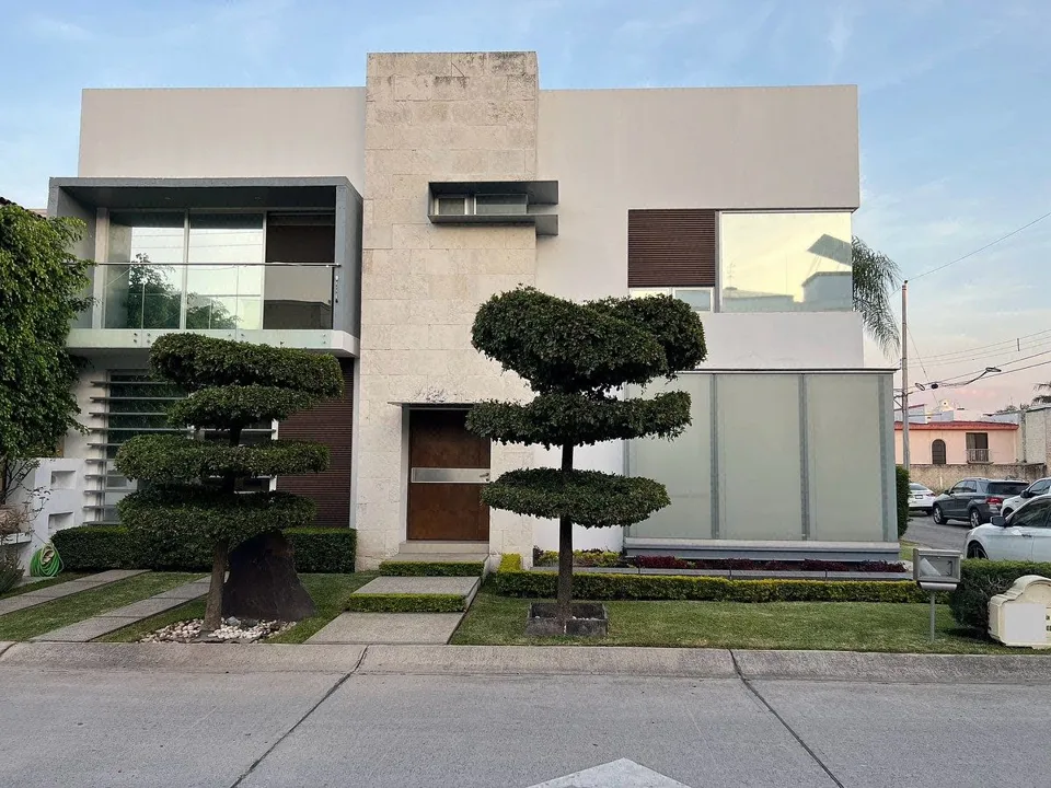 Moderna Casa Dentro de Coto en Jardín Real
