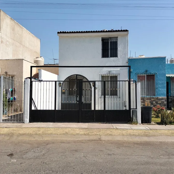 Foto 2 de CASA REMODELADA REAL DEL VALLE