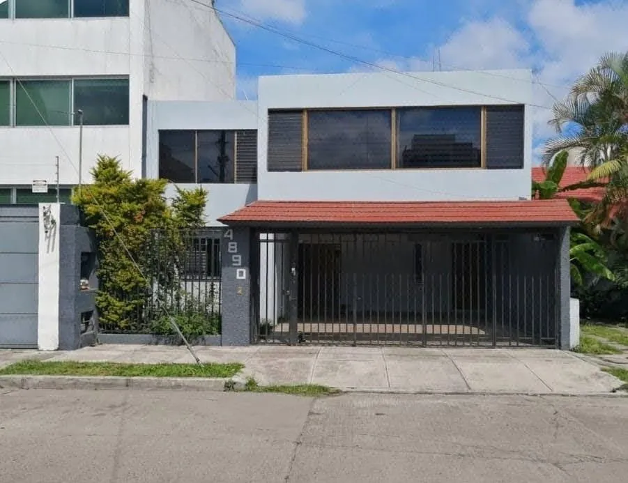 CASA EN VENTA DE OPORTUNIDAD PARA REMODELAR  EN "PATRIA UNIVERSIDAD " ZAPOPAN