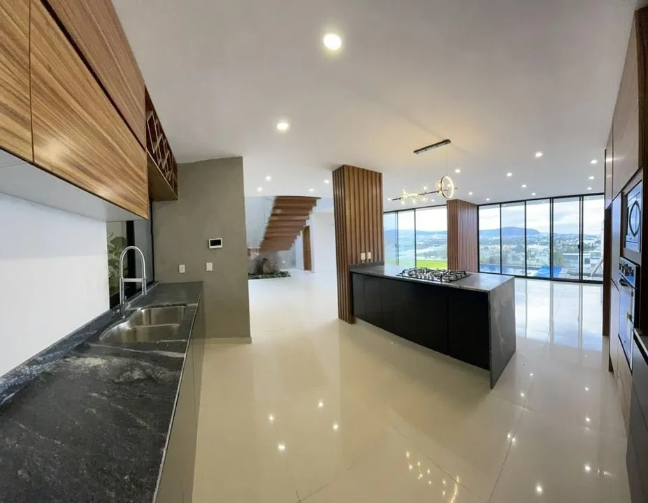 CASA EN VENTA CON ESPECTACULARES VISTAS Y ALBERCA