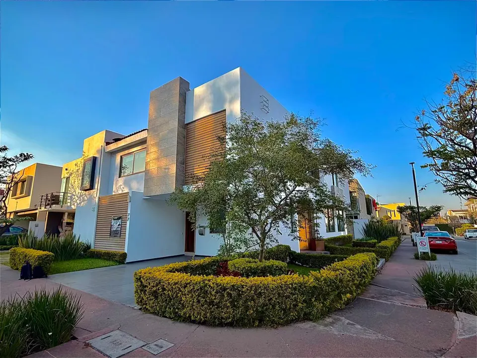 Casa en Venta en Solares Coto 2 en esquina