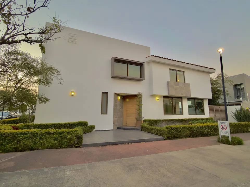 Foto 4 de Casa en Venta en Solares Coto 2 en esquina
