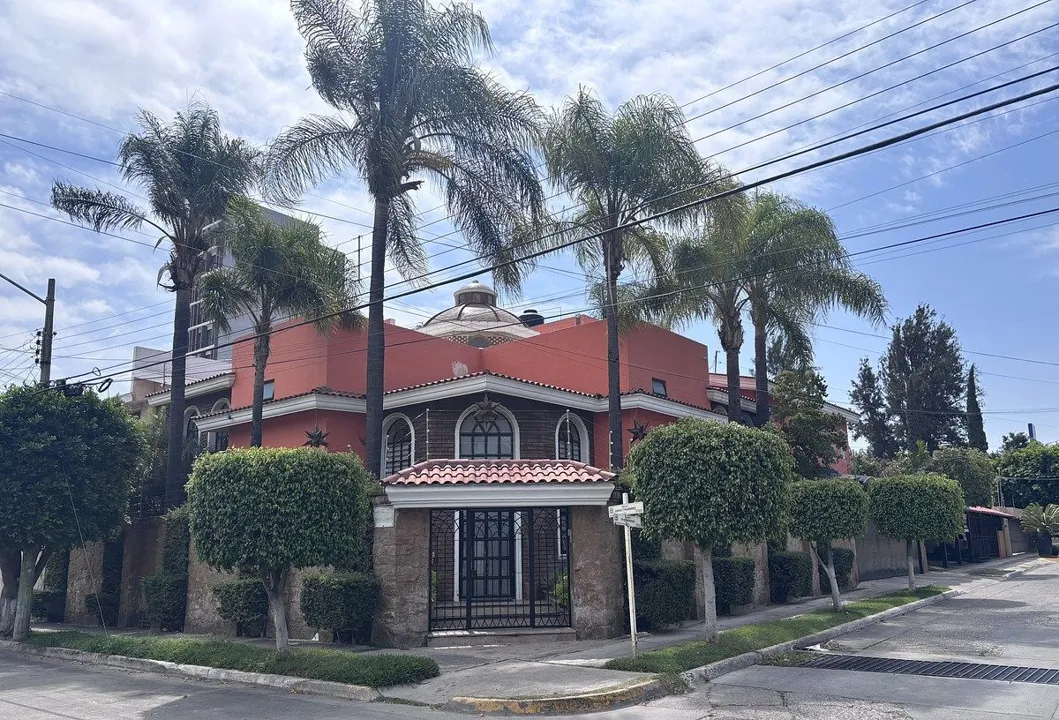 Casa en esquina en Jardines de Guadalupe