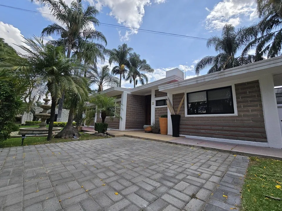 Casa en Venta de una Planta  con 1,108 m² de Terreno | Coto Privado "Santa Ana T