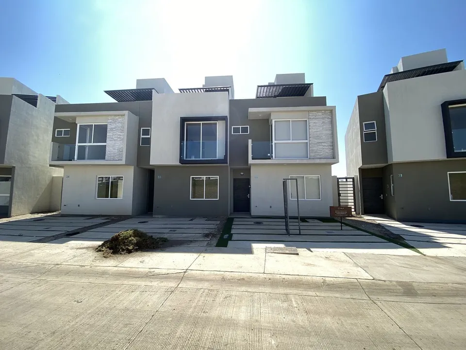 Casa COBALTO en fraccioniamiento Abie, junto a Colegio Tepeyac, Zapopan