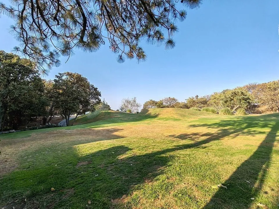 EXCELENTE TERRENO PLANO QUE DA A CAMPO DE GOLF