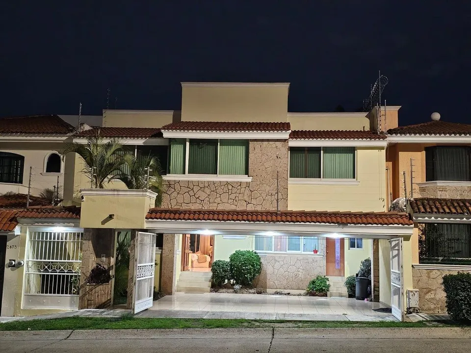 Foto 2 de Casa en Venta en Bugambilias - Circuito de las Flores Sur 2483