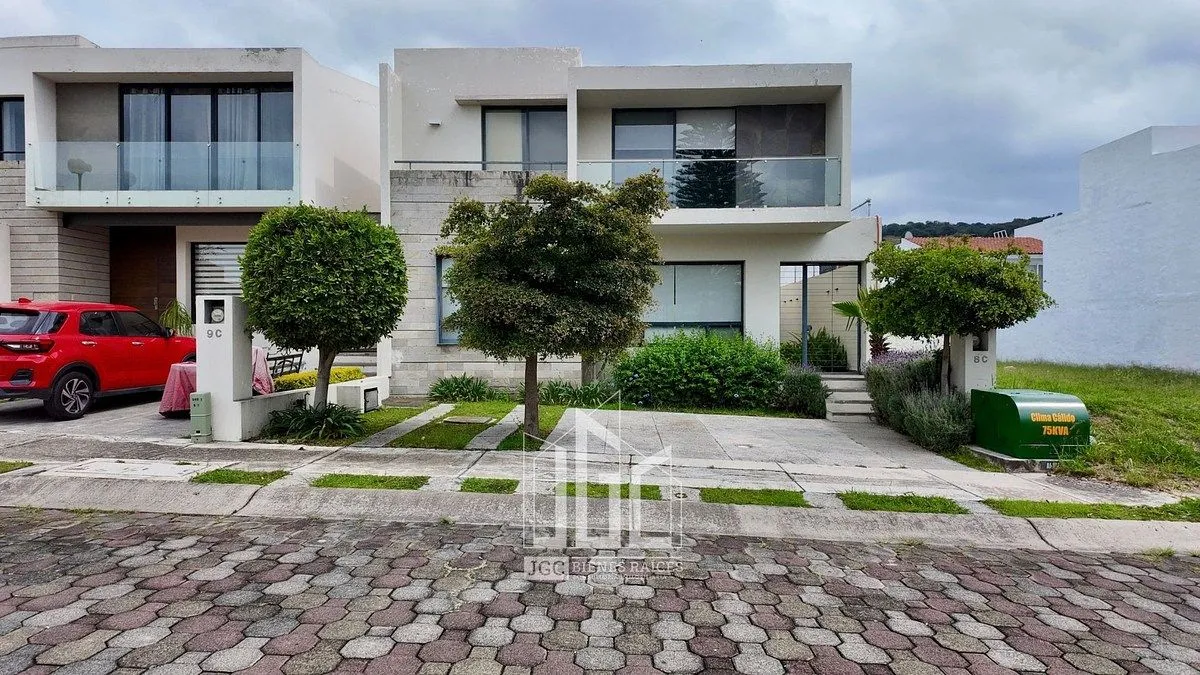 CASA EN VENTA EN BOSQUES DE SANTA ANITA, COTO 4