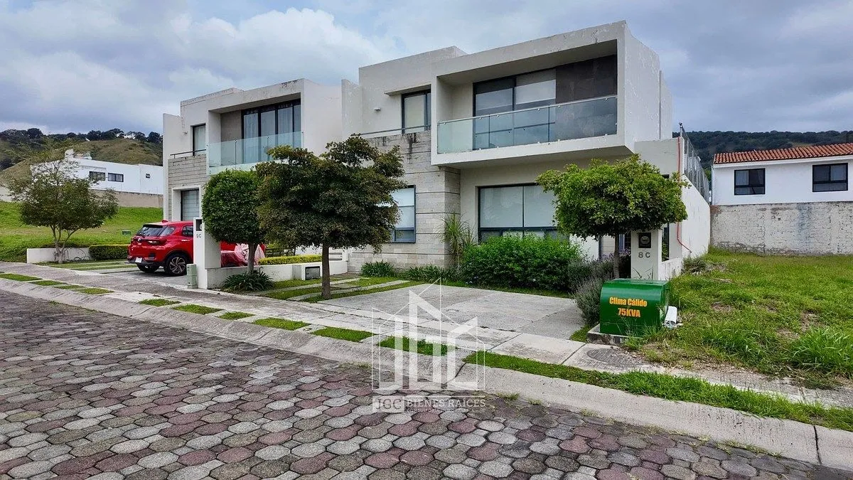 Foto 2 de CASA EN VENTA EN BOSQUES DE SANTA ANITA, COTO 4