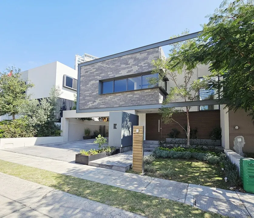 Residencia de lujo con doble altura y amplio jardín 🏡💫