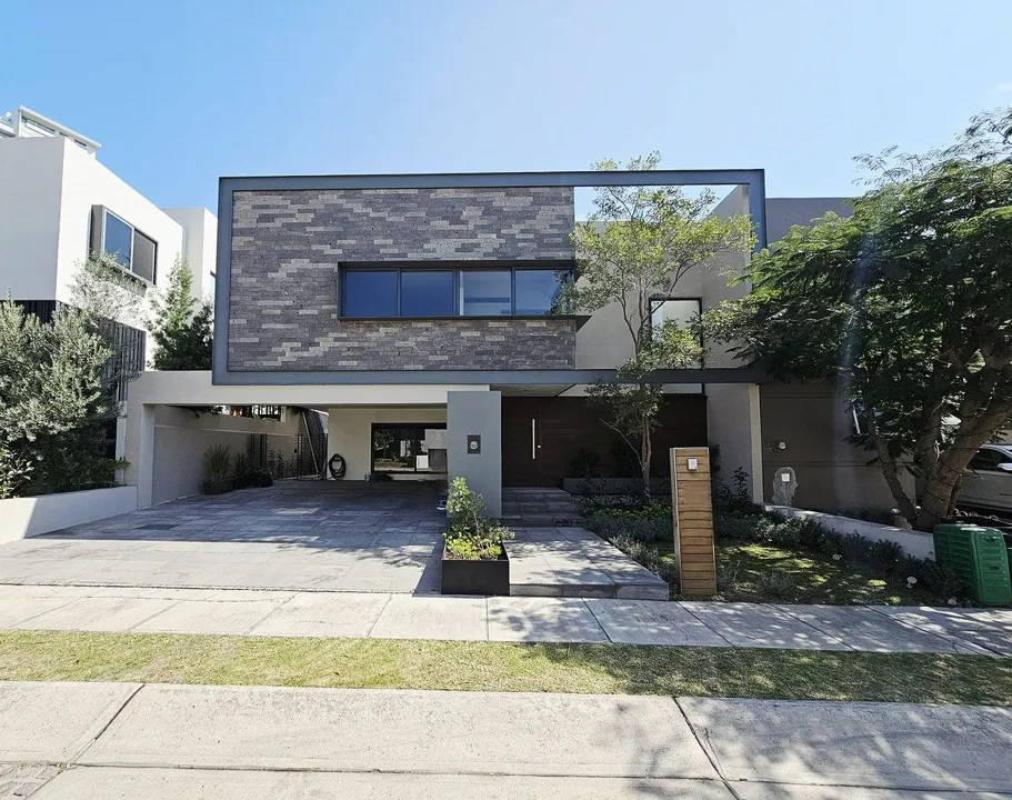 Foto 2 de Residencia de lujo con doble altura y amplio jardín 🏡💫
