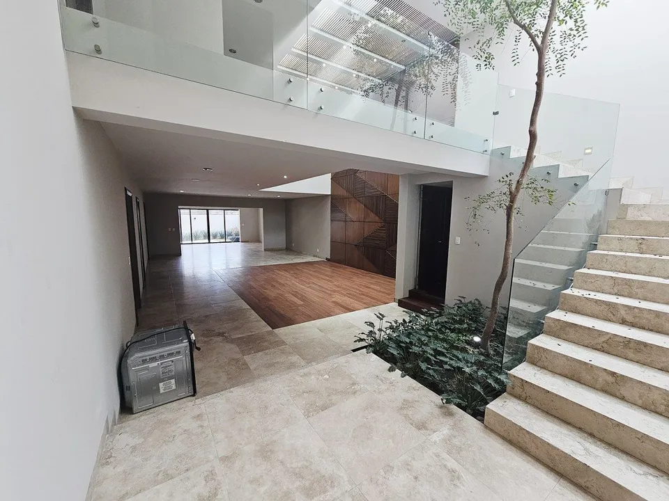 Foto 4 de Residencia de lujo con doble altura y amplio jardín 🏡💫
