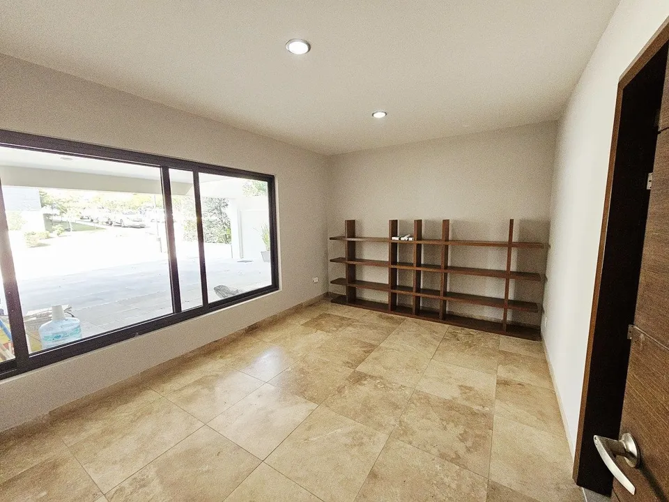 Foto 7 de Residencia de lujo con doble altura y amplio jardín 🏡💫