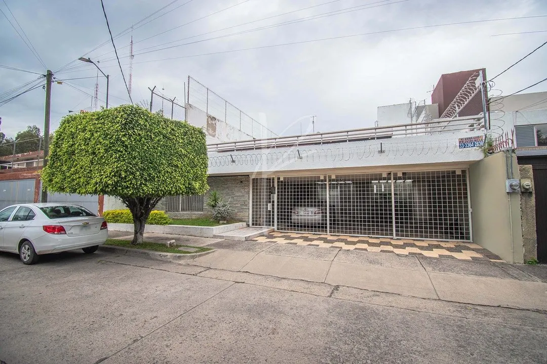 CASA EN VENTA EN JARDINES DEL BOSQUE