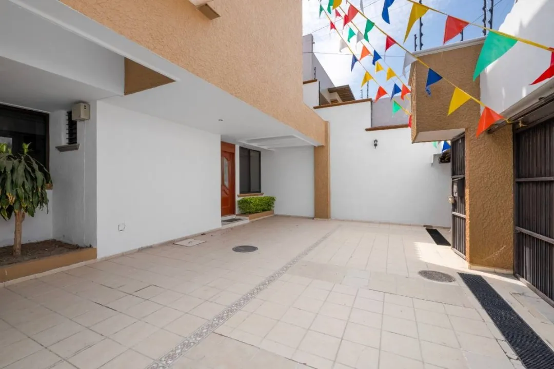 Foto 2 de Casa en venta en Calle Aldous Huxley, Jardines Universidad, Zapopan
