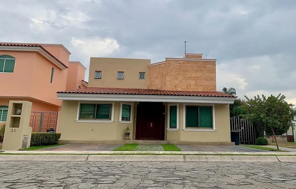 HERMOSA CASA EN BUGAMBILIAS CONDOMINIO LA JOYA 1