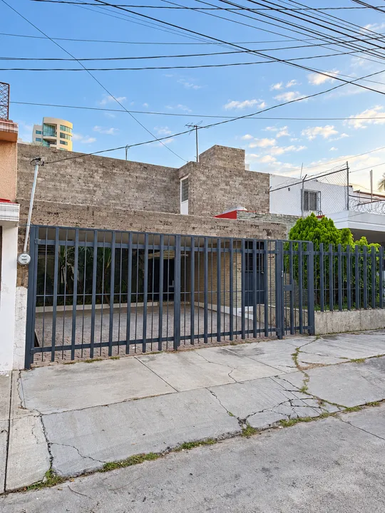 CASA REMODELADA EN RENTA EN PRADOS PROVIDENCIA | USO DE SUELO MIXTO