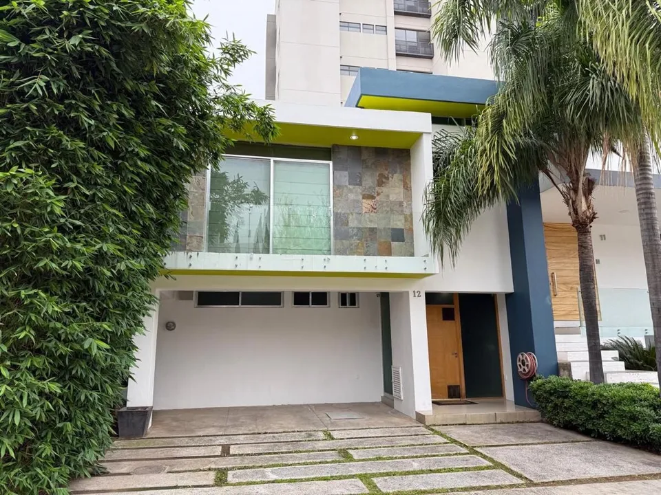 Casa en VENTA  en SOLARES coto 6 con ALBERCA