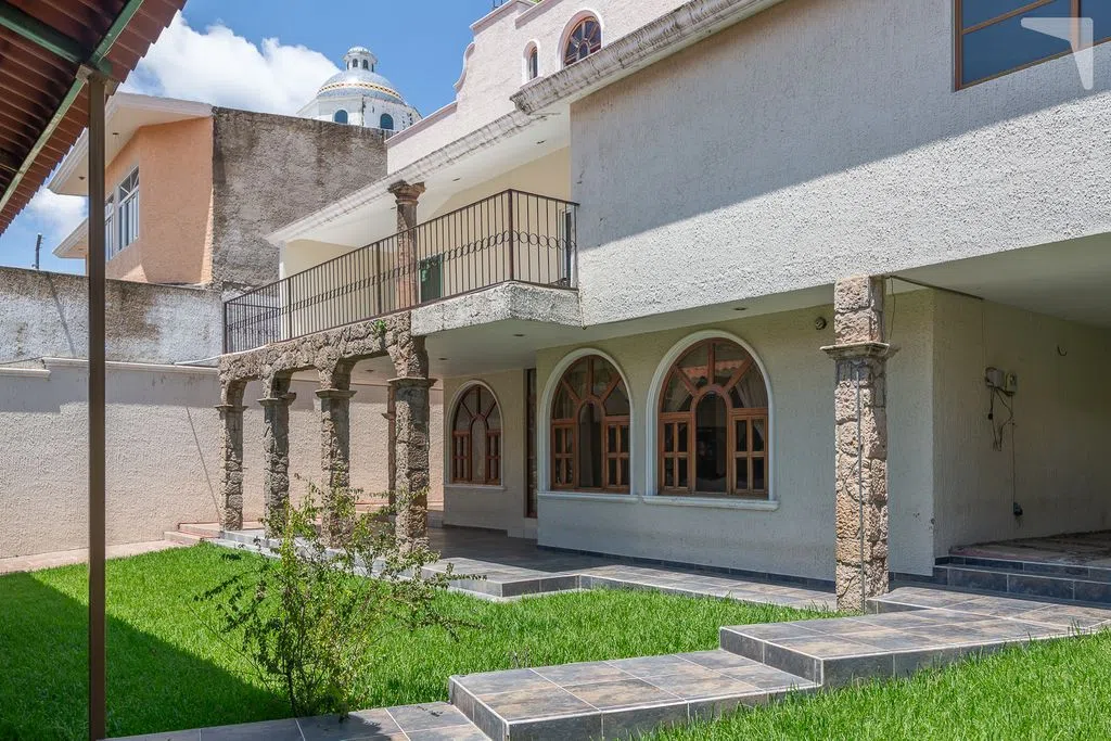 Foto 7 de VIVE RODEADO DE NTURALEZA AMPLIA CASA CON JARDIN Y TERRAZA VISTA A LA BARRANCA