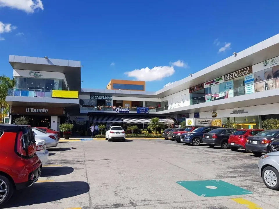 Foto 2 de LOCAL EN RENTA EN PLAZA PORTOBELO SOBRE AV. AVIACIÓN