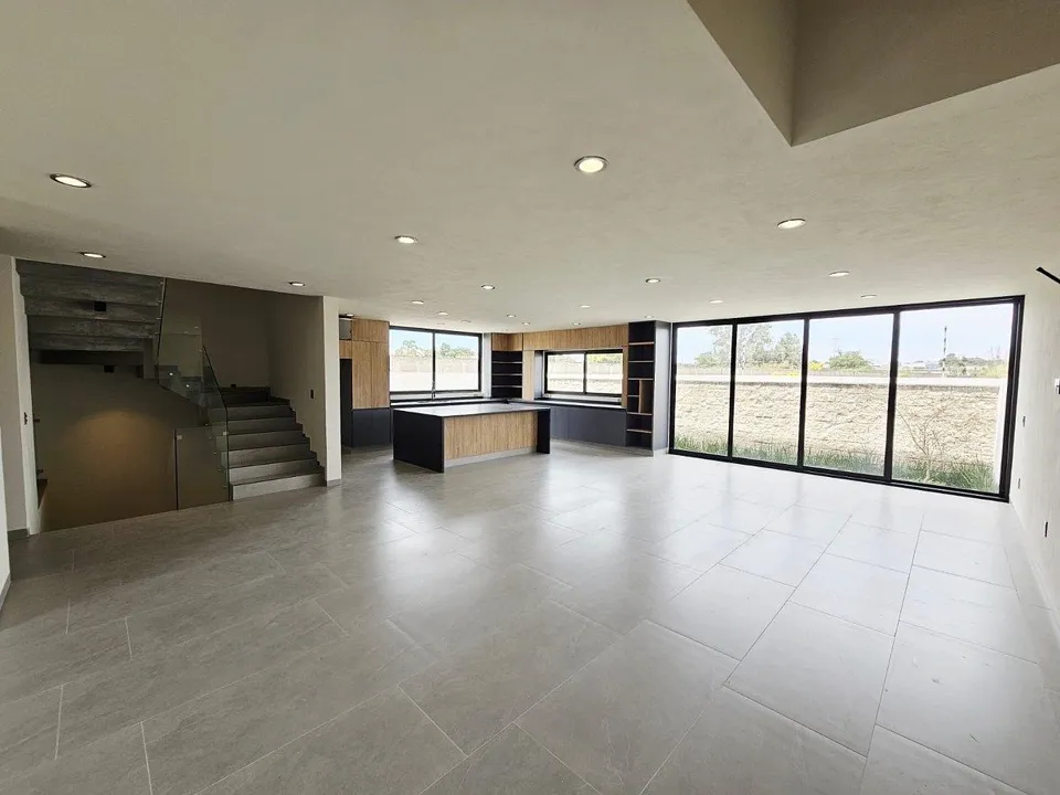 Foto 2 de Residencia con Recámara en Planta Baja y Sótano cerca de la UP y el TEC