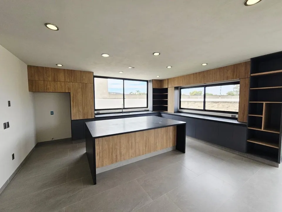 Foto 3 de Residencia con Recámara en Planta Baja y Sótano cerca de la UP y el TEC
