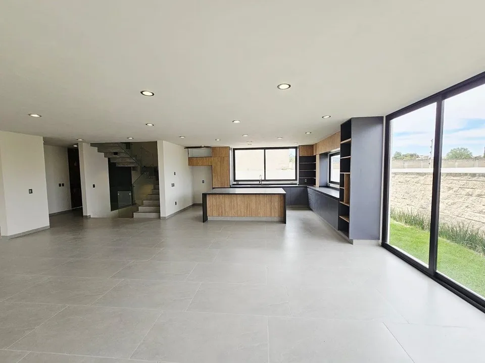 Foto 4 de Residencia con Recámara en Planta Baja y Sótano cerca de la UP y el TEC