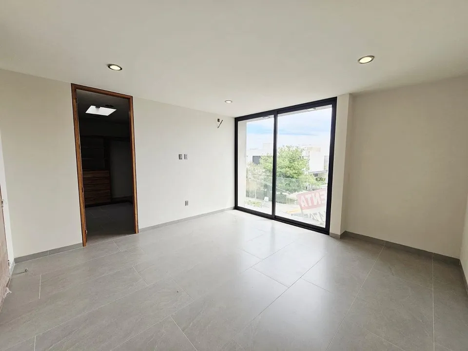 Foto 5 de Residencia con Recámara en Planta Baja y Sótano cerca de la UP y el TEC